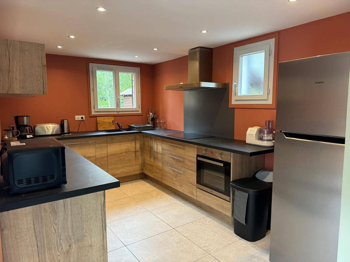 Appartement entier, Apartment in Murol, Parc naturel régional des Volcans d'Auvergne