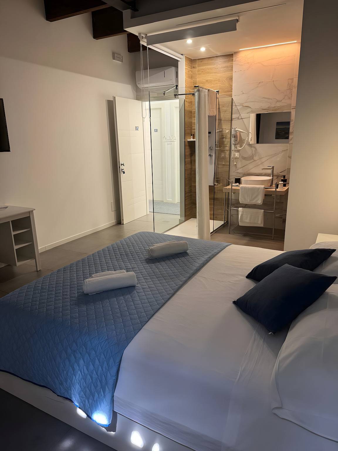 Room 102 at "Le Saline Rooms Marzamemi" with Wi-Fi and Air Conditioning in Marzamemi, Pachino