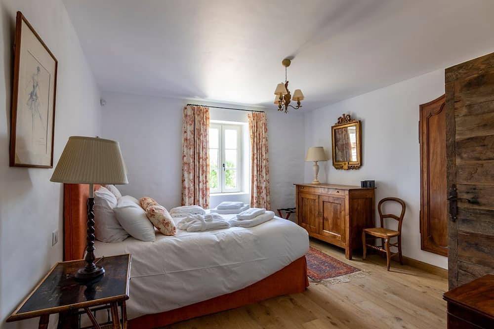 Maison Malbec - Six Bedroom Villa, Sleeps 12 in Cahors, Lot