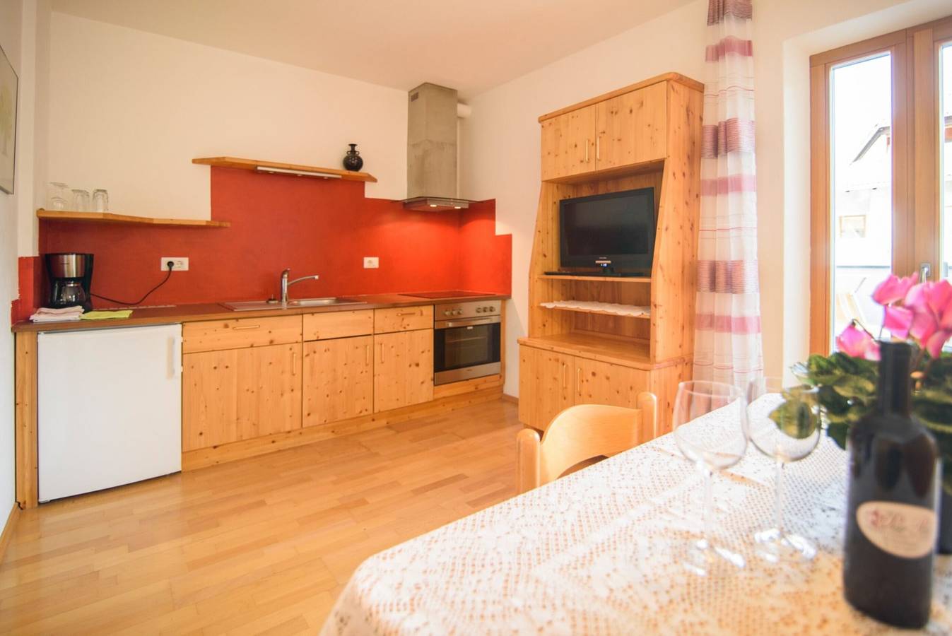 Ganze Wohnung, Ferienwohnung 'Peter Paul Terrasseapp Burgenblick' mit Bergblick und Terrasse in St. Pauls, Eppan an der Weinstraße