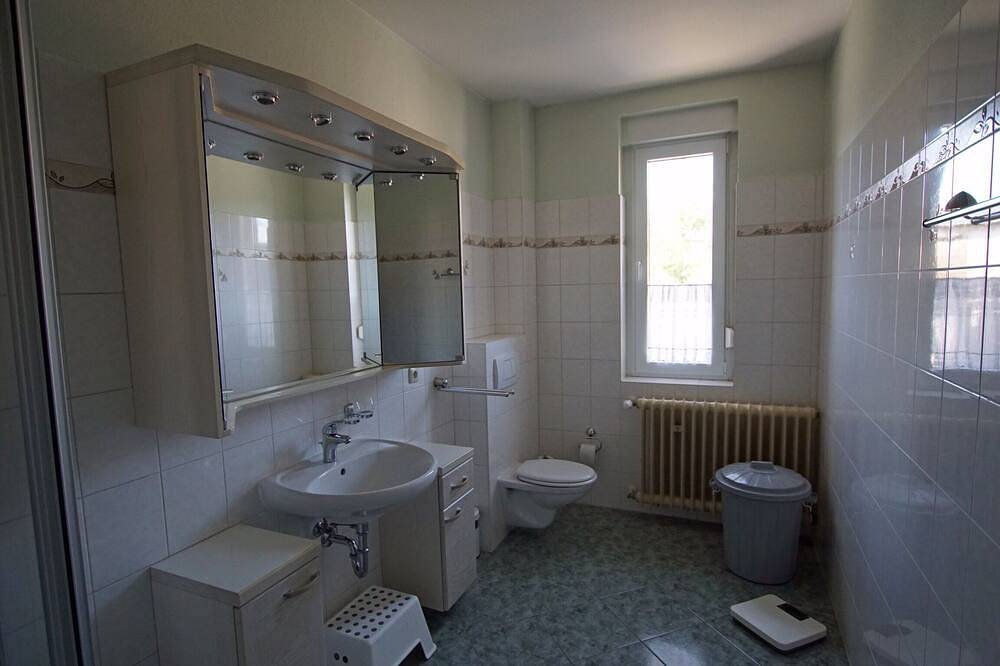 Ganze Wohnung, Ferienwohnung in großzügigem Haus mit Hof und Garten in Muldestausee, Dübener Heide