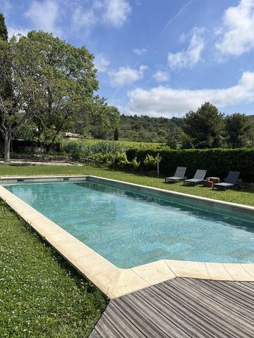 Gîte pour 12 personnes, avec jardin et piscine à Montouliers