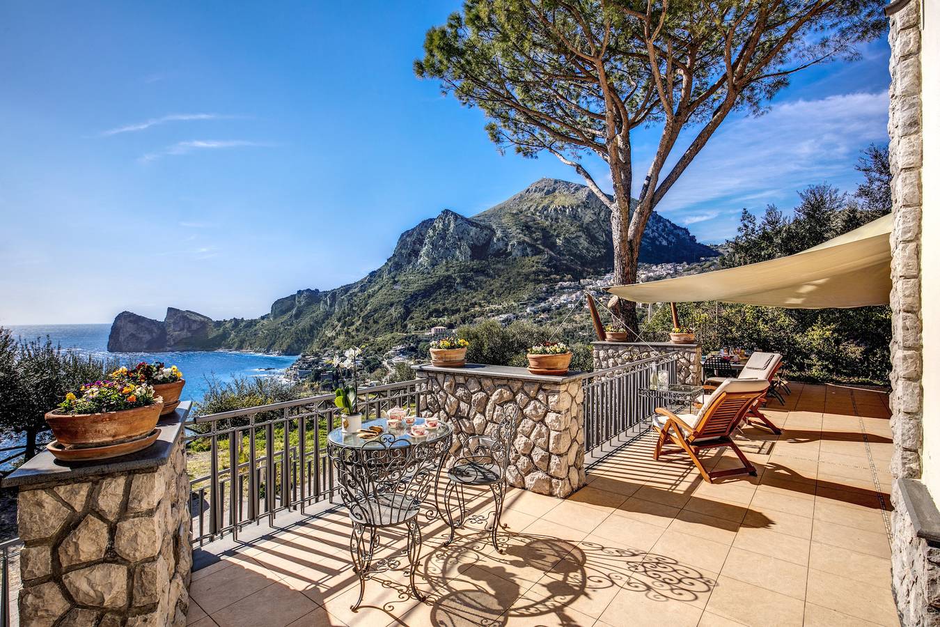 Villa Tre Pizzi – Spectacular water views and walking distance to beach in Naples Province