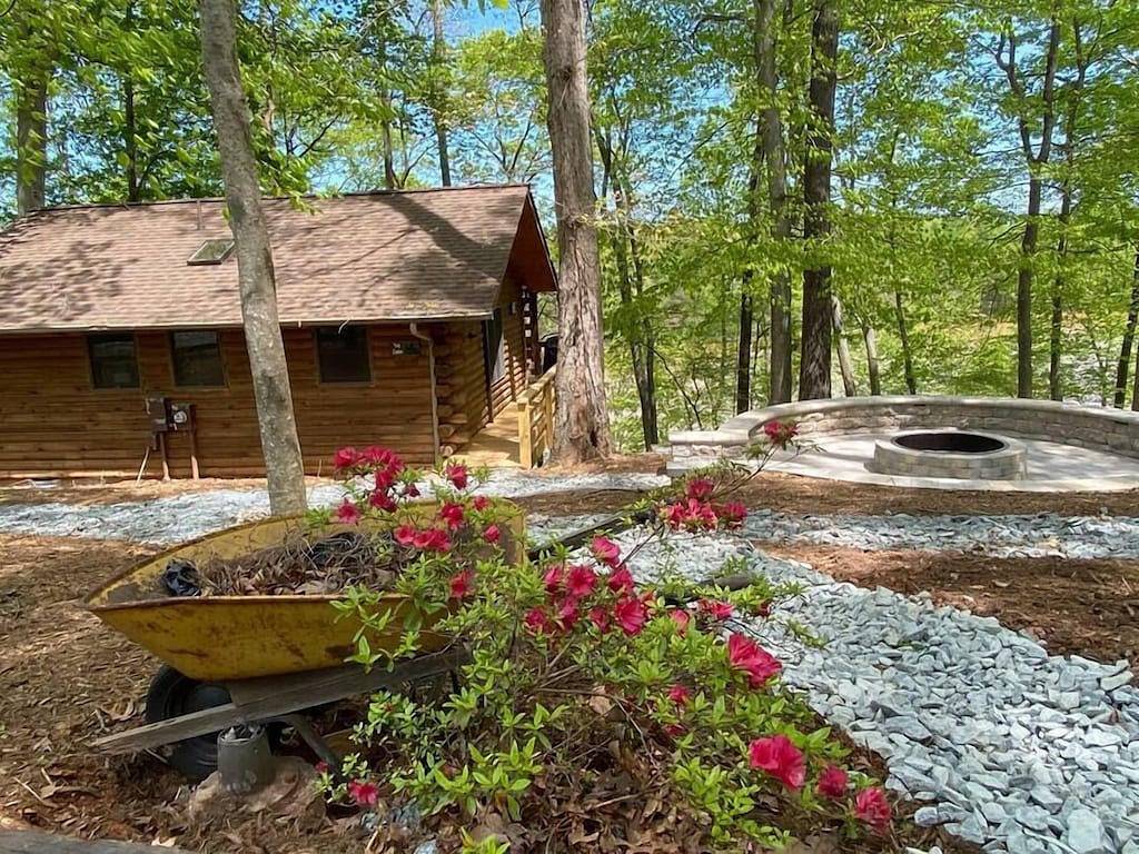 This cabin is a 2 bedroom(s), 1 bathrooms, located in Union Hall, Va. in Union Hall, Smith Mountain Lake