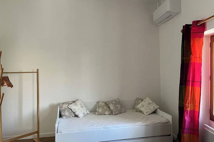 Location de vacances pour 8 personnes, avec terrasse et piscine à Saint-André-de-Cruzières - 4