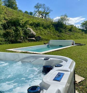 Gîte pour 4 personnes, avec piscine et terrasse ainsi que jacuzzi et jardin en Pyrénées-Atlantiques