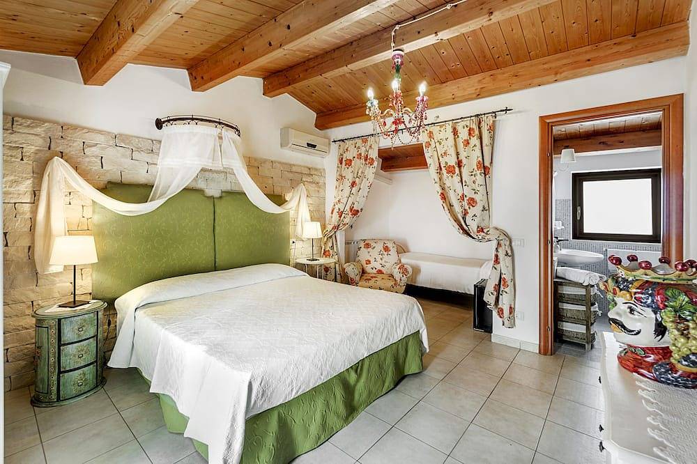 Villa U Marchisi with pool wifi next to the beach in Cava d'Aliga in Cava d'Aliga, Provincia de Ragusa