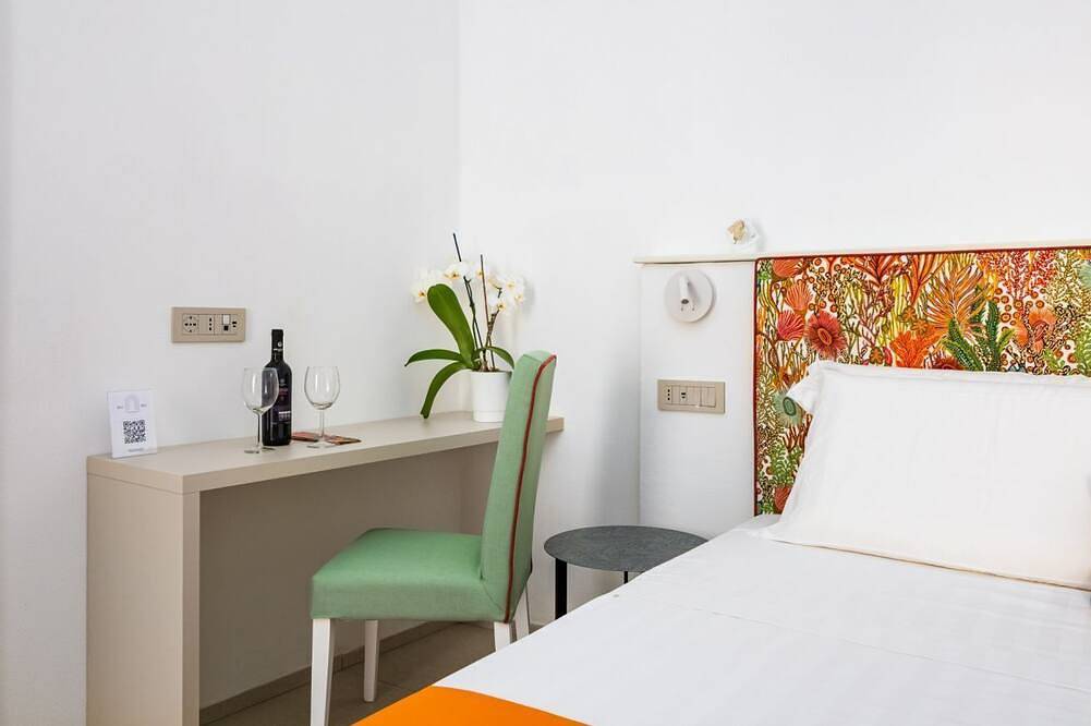 💎 Blu Sky Palace – Orange Room: Elegance & Comfort between Beach and Station in Meta, Provincia de Nápoles
