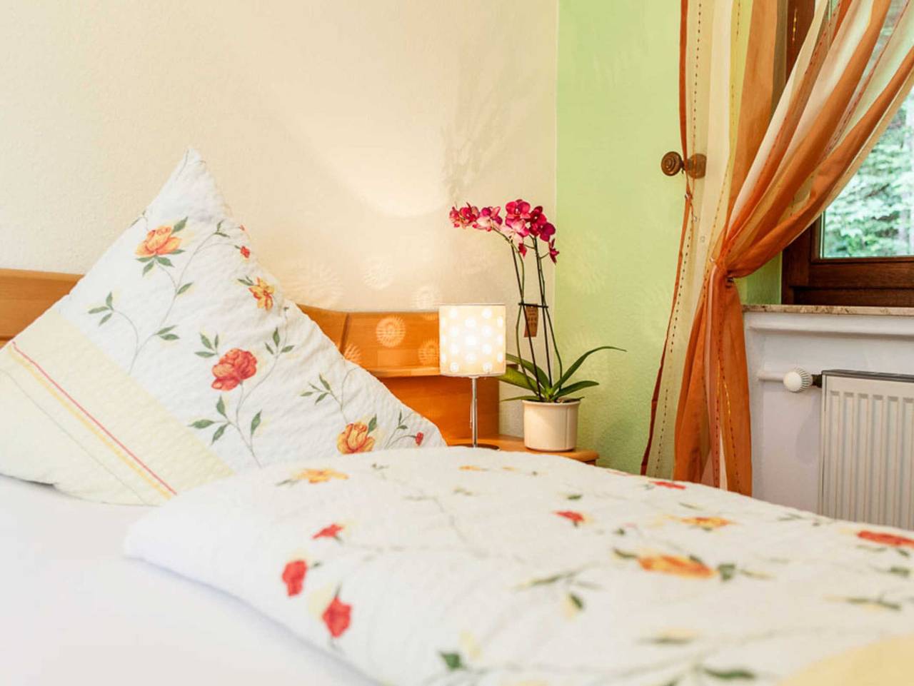 Landgasthaus Zum Kreuzberg - Großes Doppelzimmer in Schönbach, Vulkaneifel