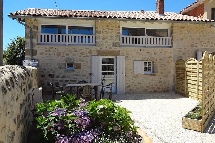 Gîte pour 4 personnes, avec terrasse à Augignac