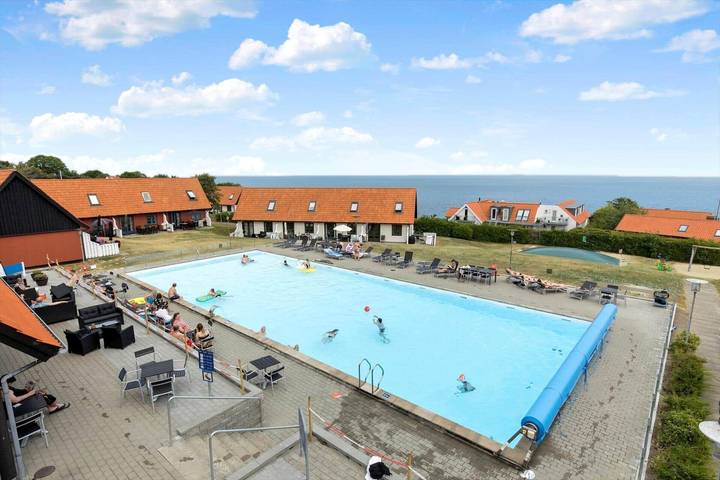 Ferieleilighet for 5 personer, med badebasseng og terrasse i Gudhjem