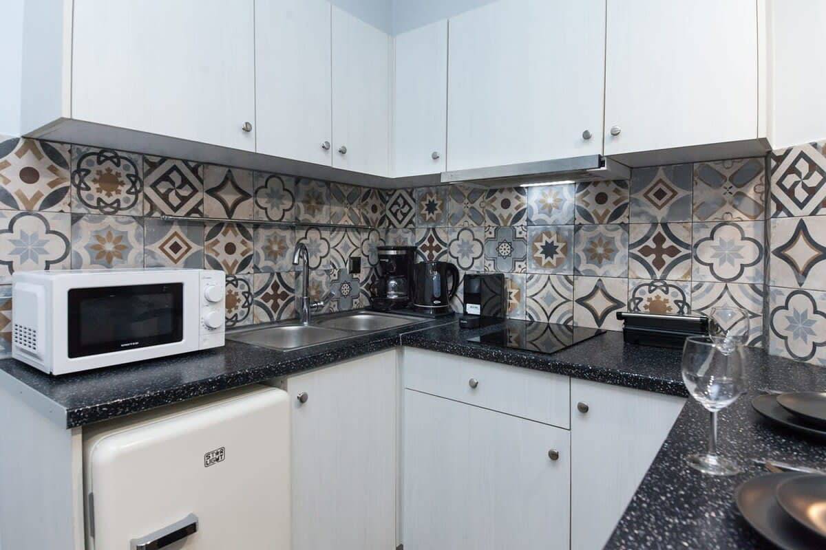 Ganze Wohnung, Modern City Flat 2 Bd near Metaxourgio Metro in Zentral-Athen, Athen