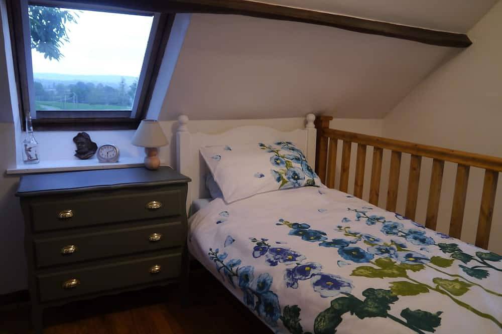Lovely country cottage in its own peaceful orchard with stunning views in Brécey, Avranches region