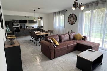Gîte pour 6 personnes, avec terrasse et jardin, animaux acceptés à Vézeronce-Curtin