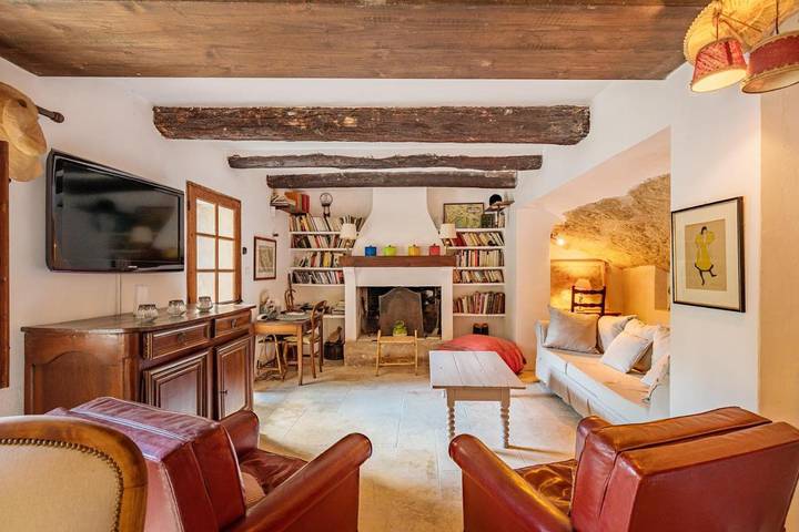 Location de vacances pour 8 personnes, avec piscine ainsi que jardin et terrasse à Vaugines - 2