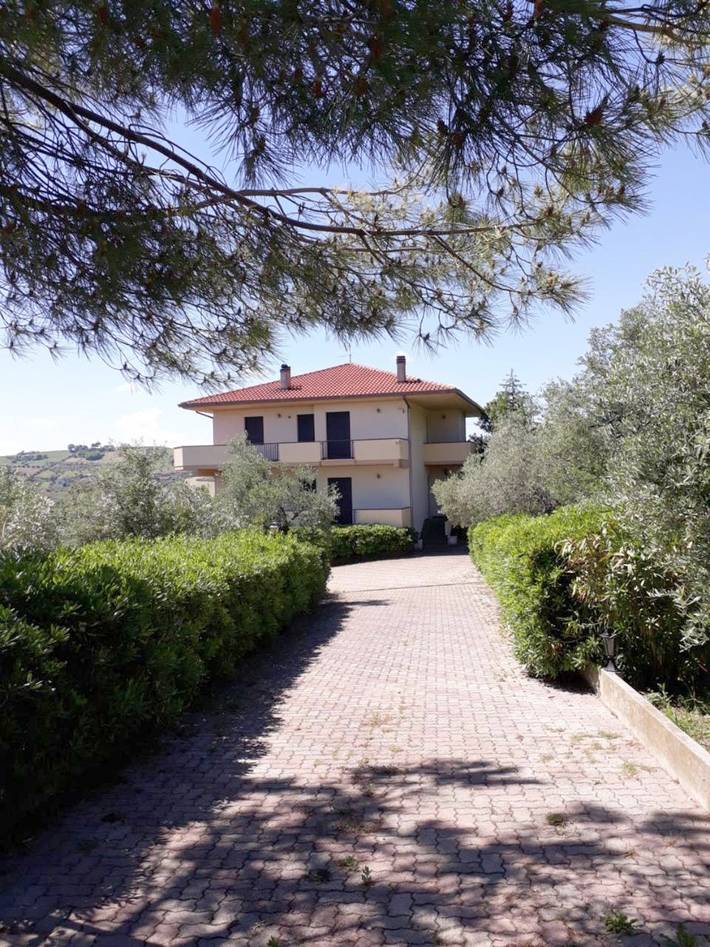 Casa vacanza per 9 persone, con Balcone e Terrazza nonché Giardino e Panorama a Pineto