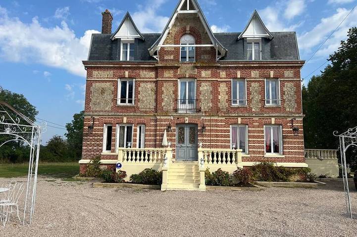 Location de vacances pour 30 personnes, avec Terrasse ainsi que Jardin et Sauna à Norrey-en-Auge