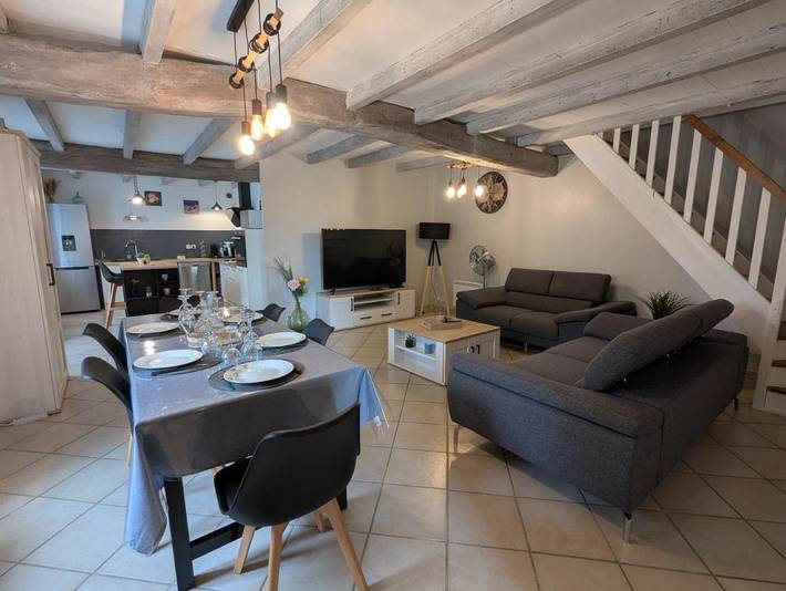 Location de vacances pour 6 personnes, avec Terrasse et Vue à Juillac-le-Coq