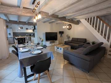 Gîte pour 6 personnes, avec vue et terrasse à Juillac-le-Coq