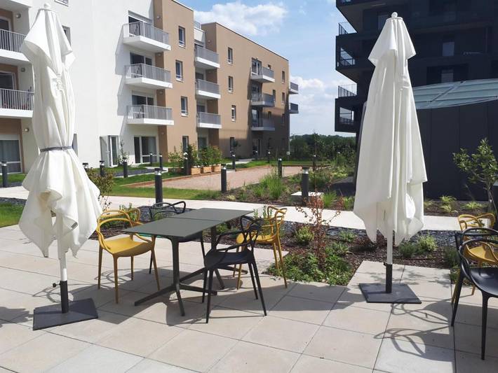 Appart’hôtel pour 2 personnes, avec vue et sauna ainsi que piscine et jardin