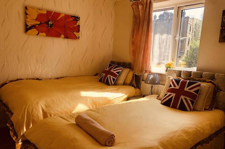 Centrally located 4 bedroom house with garden free parking in Zone 1 London in Southwark, Londra