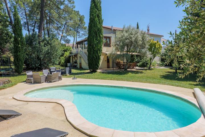 Location de vacances pour 13 personnes, avec jardin, animaux acceptés à Aubenas