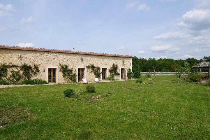 Gîte pour 4 personnes, avec piscine ainsi que jardin et terrasse, animaux acceptés à Ambillou