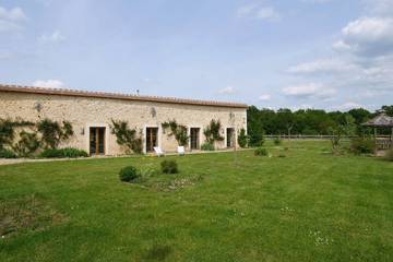 Gîte pour 4 personnes, avec terrasse ainsi que piscine et jardin, animaux acceptés à Ambillou
