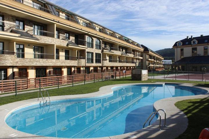 Apartamento para 4 personas, con jardín y jacuzzi además de piscina y sauna en Barreiros