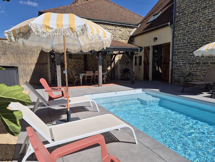 Gîte pour 6 personnes, avec terrasse ainsi que jardin et piscine à Saint-Sernin-du-Plain - 3