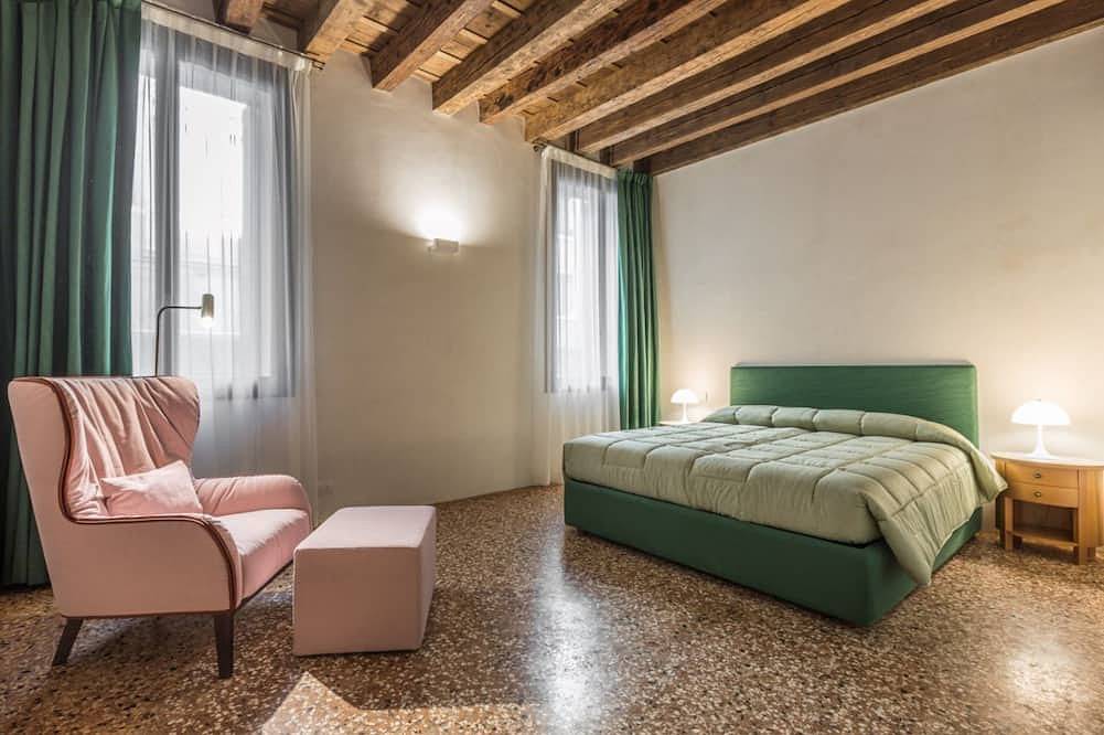 Hel leilighet, Refined luxury apartment in a 15th century Palazzo with canal view in Venezia, Provinsen Venezia