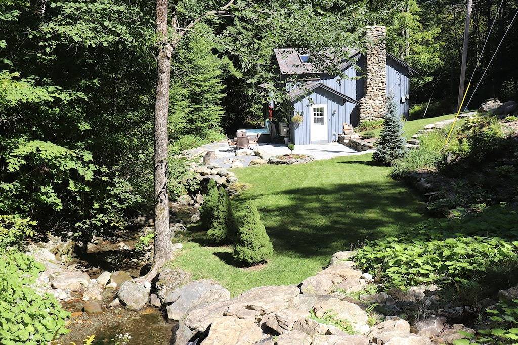 Creekside Camp. No Cleaning Fee. Relax in the Hot Tub Creekside - Vermont Style in Green Mountain National Forest