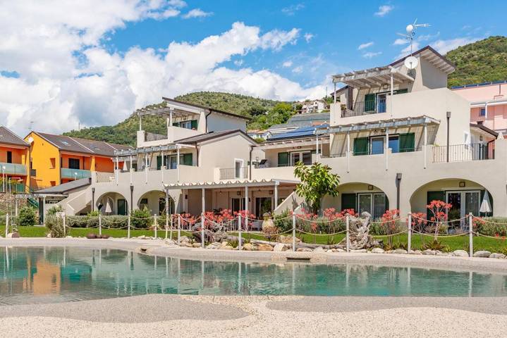 B&b per 2 persone, con Balcone e Terrazza nonché Giardino e Piscina a Comune di Pietra Ligure