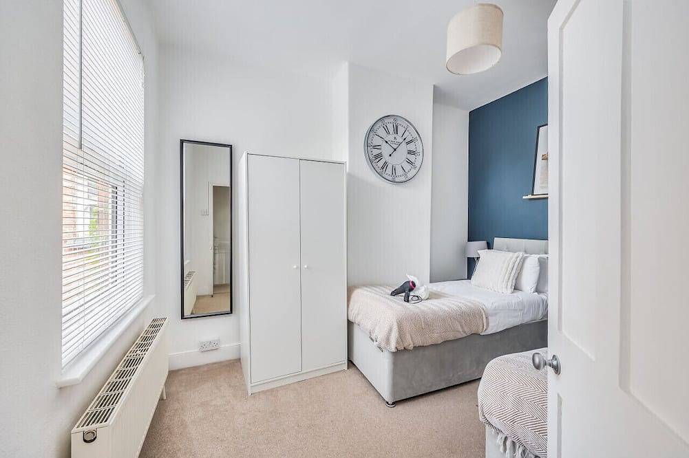 Stylish House with Pool Table, Free Parking, Fast Wifi and Smart Tvs by Yoko Property in Northampton, Northamptonshire