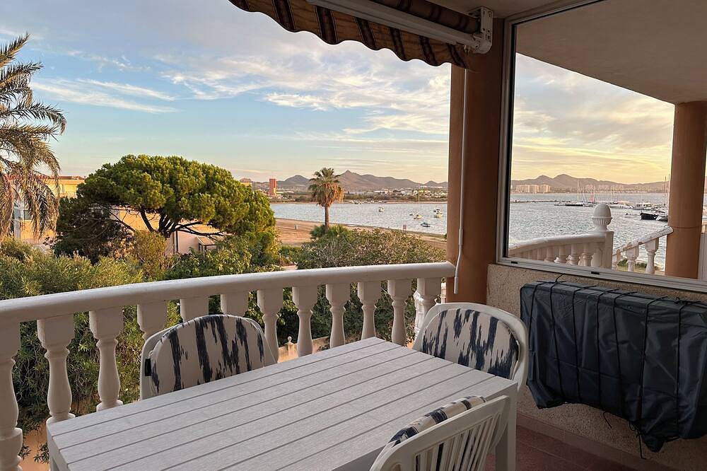 Entire apartment, Apartment with beautiful views in the best area of La Manga. Right on the beach. in Mar Menor, Costa Cálida