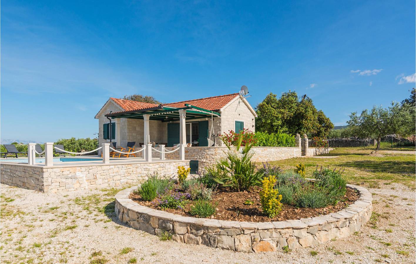 Gemütlich, nur 1,5 km vom Strand entfernt: Pool, WLAN, Terrasse und Parkplatz inklusive! in Dol (Postira), Postira