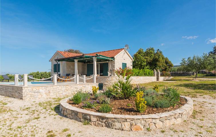 Gemütlich, nur 1,5 km vom Strand entfernt: Pool, WLAN, Terrasse und Parkplatz inklusive! in Postira, Brac