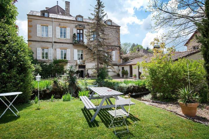 Gîte pour 4 personnes, avec Balcon et Terrasse ainsi que Jardin et Piscine