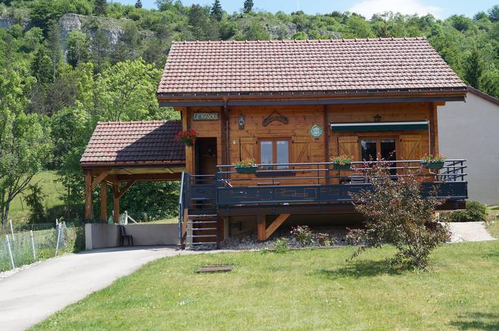 Gîte pour 5 personnes, avec Terrasse ainsi que Jardin et Vue à Les Planches-en-Montagne