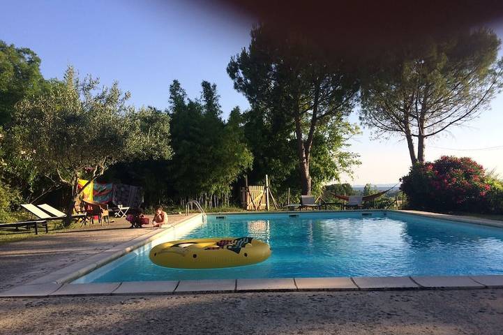 Location de vacances pour 6 personnes, avec Terrasse ainsi que Jardin et Piscine à La Laupie