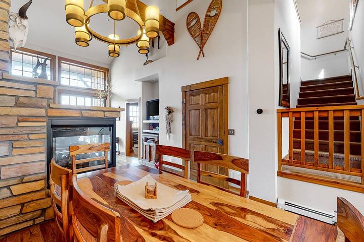 Gîte pour 6 personnes, avec balcon ainsi que piscine et jacuzzi à Granby