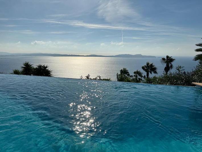 Location de vacances pour 10 personnes, avec vue ainsi que piscine et jardin dans Plage Font Brun Carqueiranne - 2