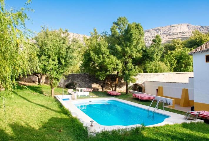 Casa de vacaciones para 14 personas, con Terraza además de Jardín y Piscina en Villanueva del Trabuco