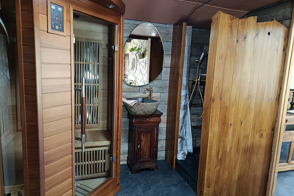 Hébergement atypique + Spa et Sauna privatif in Nesmy, Région de La Roche-sur-Yon
