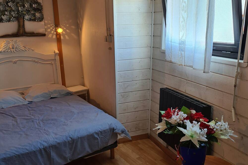 Entire apartment, Les Ajoncs - charming gîte in Theix, Côte des Mégalithes