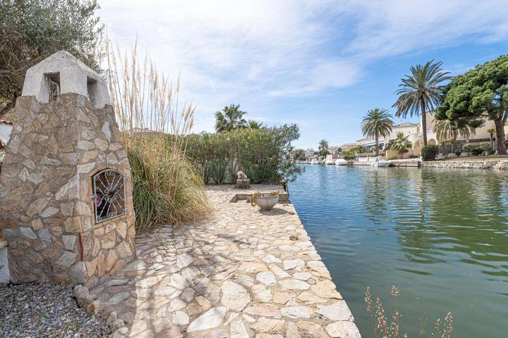 Casa rural para 4 personas, con terraza además de vistas y jardín en Ampuriabrava - 2