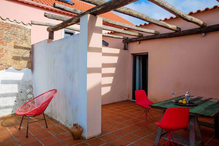Casa de vacaciones 'Suites 1845' con terraza privada, jardín privado y Wi-Fi in São Bartolomeu dos Galegos e Moledo, Distrito de Lisboa