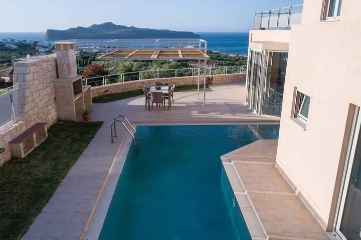 Ferienhaus für 6 Personen, mit Meerblick und Whirlpool sowie Garten und Pool in Agia Marina