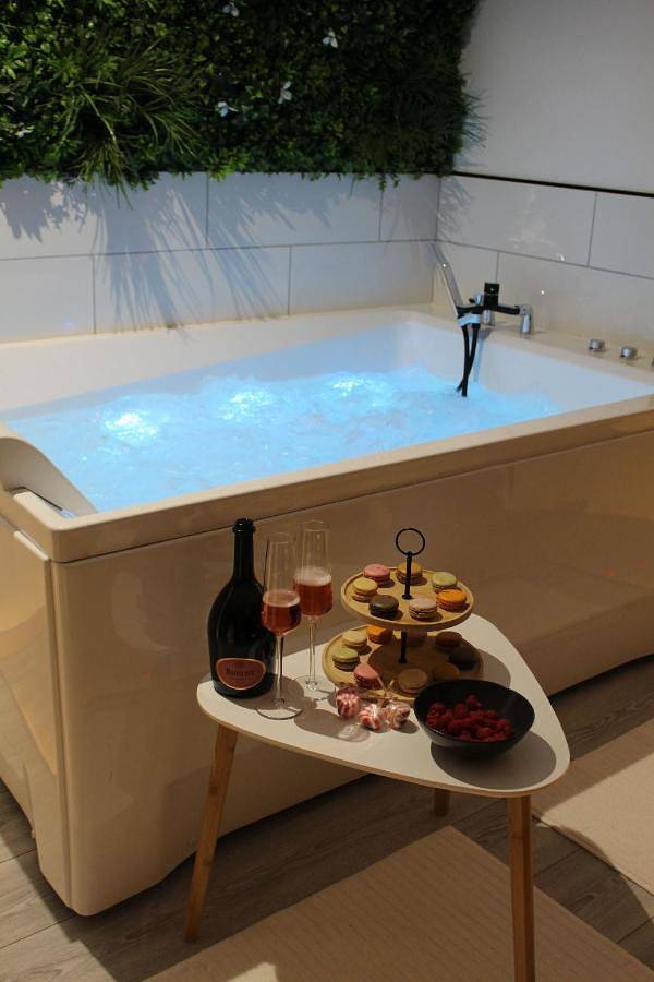Hôtel pour 2 personnes, avec Jacuzzi et Terrasse ainsi que Jardin et Piscine