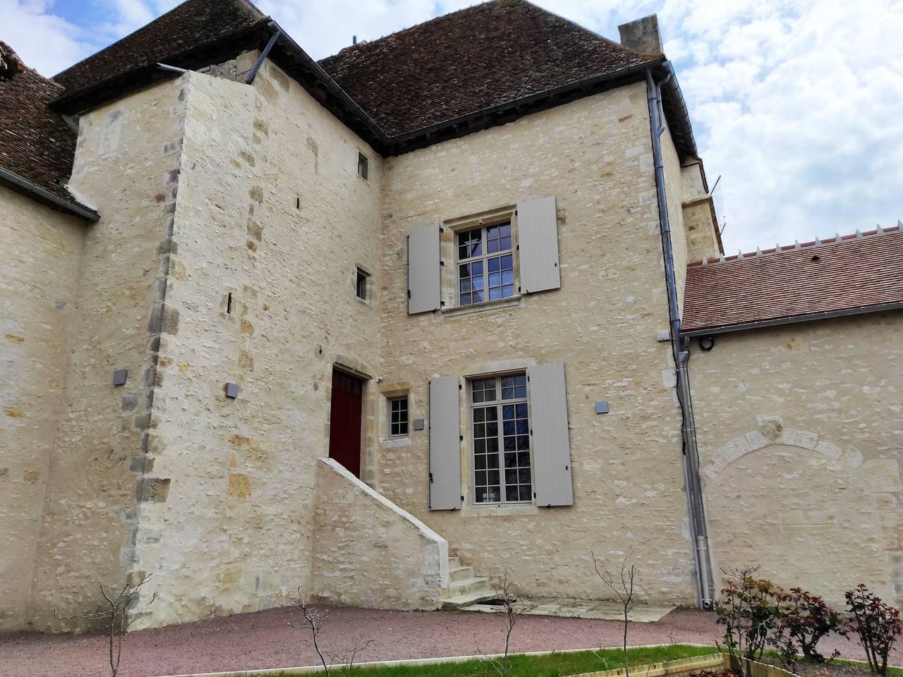 Ganze Wohnung, Geräumige Unterkunft in restauriertem ehemaligen Priorat in La Celle (Cher), Saint-Amand-Montrond